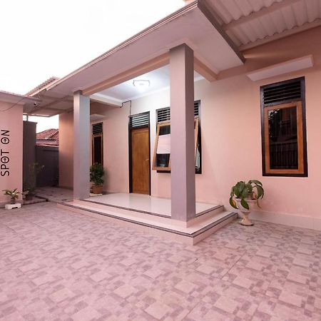 Spot On 1784 Tnc Residence Syariah Матарам Екстериор снимка